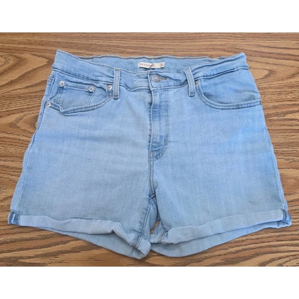 Levis Womens Mid Length Denim Shorts Light Wash Cuffed Hem Size 32 Pair